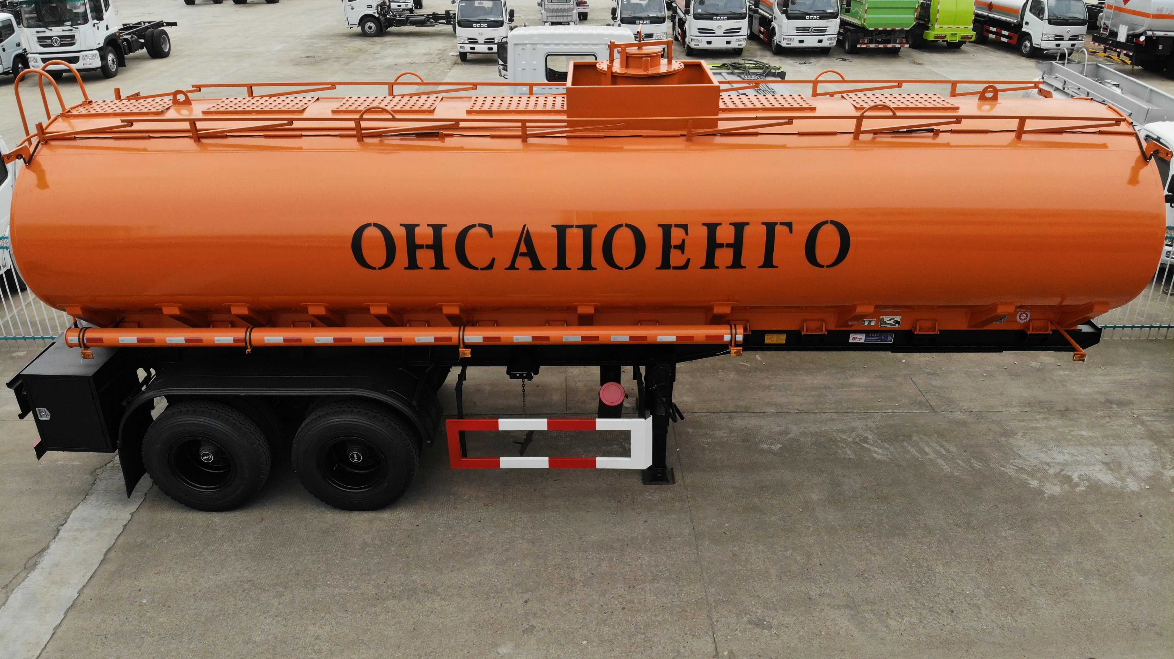 10臺(tái)外貿(mào)出口運(yùn)油半掛車(chē)，10臺(tái)?；饭捃?chē)發(fā)車(chē)交付客戶(hù)